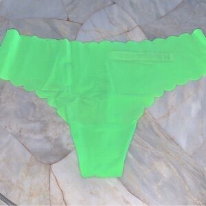 VS SEXY ILLUSIONS Laser Cut Scalloped Smooth Panty No Show Thong